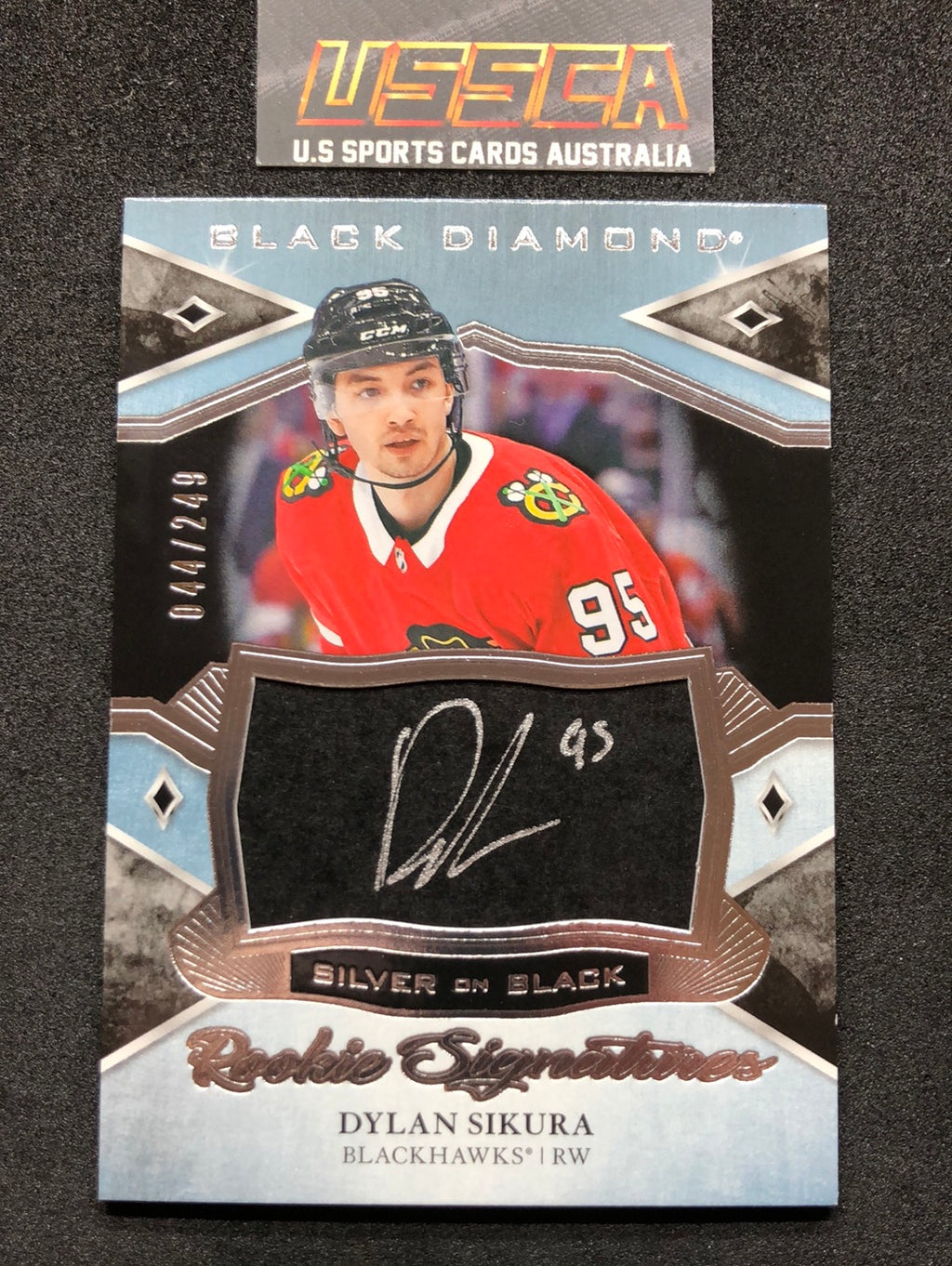 2018-19 Upper Deck Black Diamond Hockey #SBRS-DS - Silver On Black Rookie Signatures 044/249 - Dylan Sikura - Chicago Blackhawks